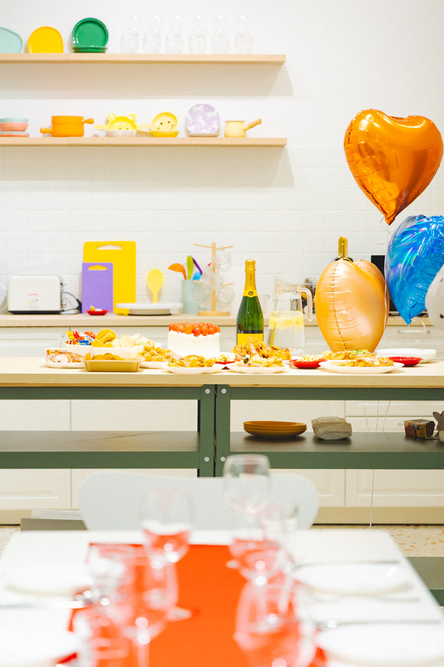 아일랜드 테이블을 이용해 파티를 준비하는 모습