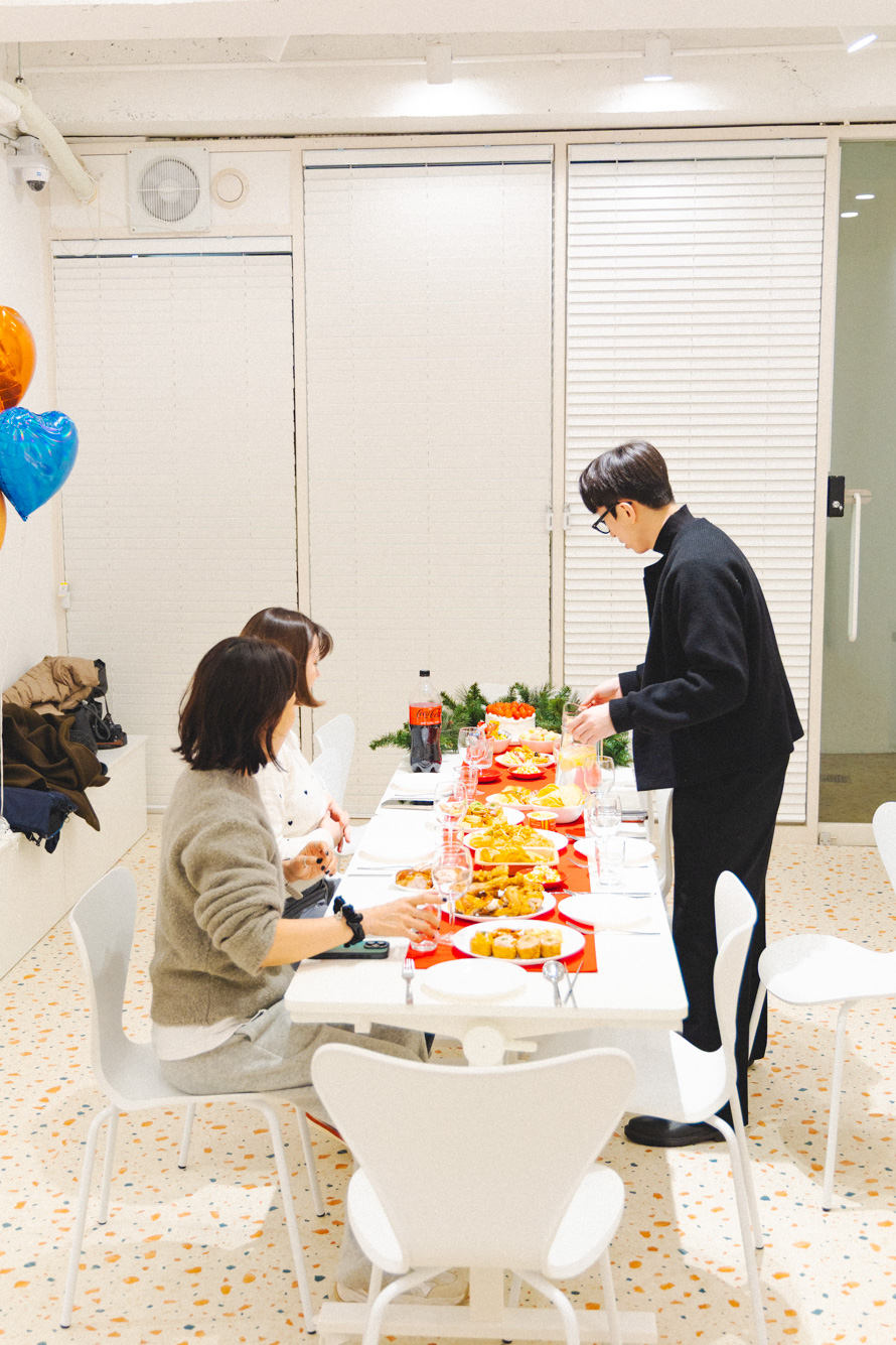 파티가 시작되어 하나둘씩 자리에 착석하여 파티를 즐기고 있다