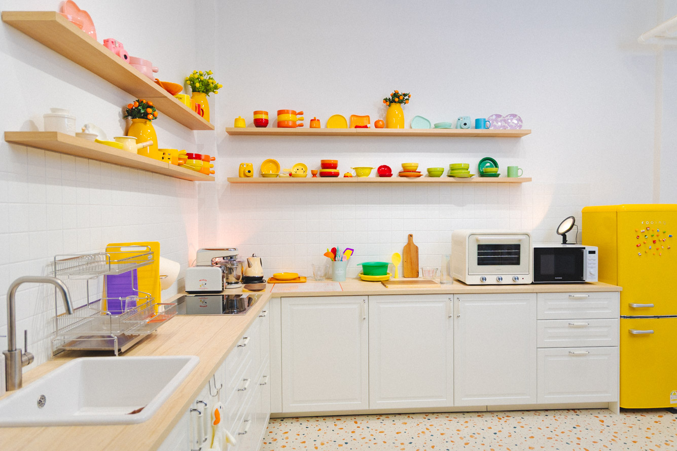 주방기구와 식기류 등이 싱크대 중심으로 세팅 되어있는 모습