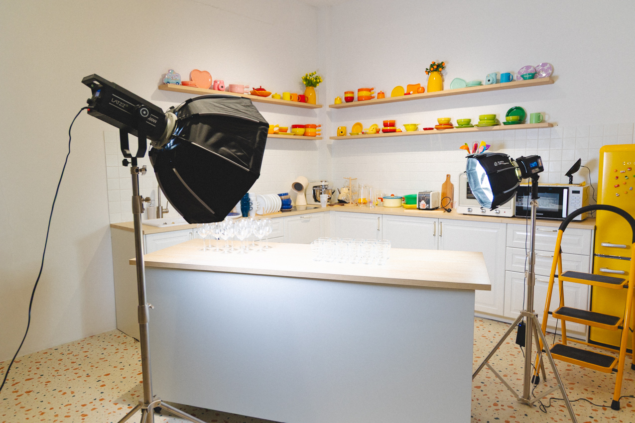 아일랜드 테이블을 이용해 상품 또는 음식 촬영이 가능하도록 세팅