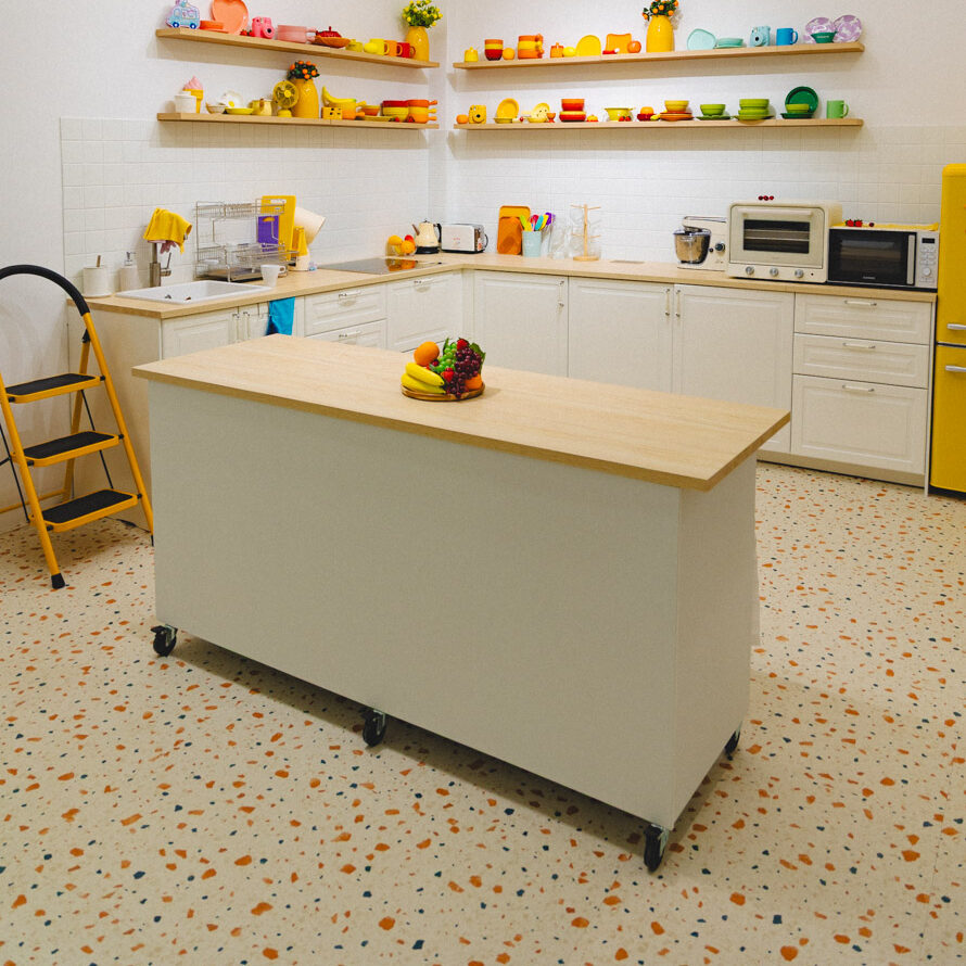 1800cm 사이즈의 대형 아일랜드 테이블, 바퀴가 달려 사용 목적에 따라 이동할수 있습니다.