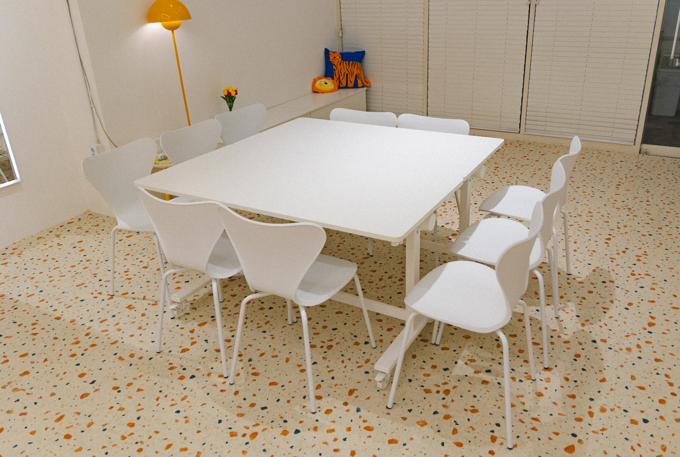 테이블 두개를 붙여서 정사각형으로 테이블을 배치하여 더 많은 사람이 얼굴을 마주볼수 있다.