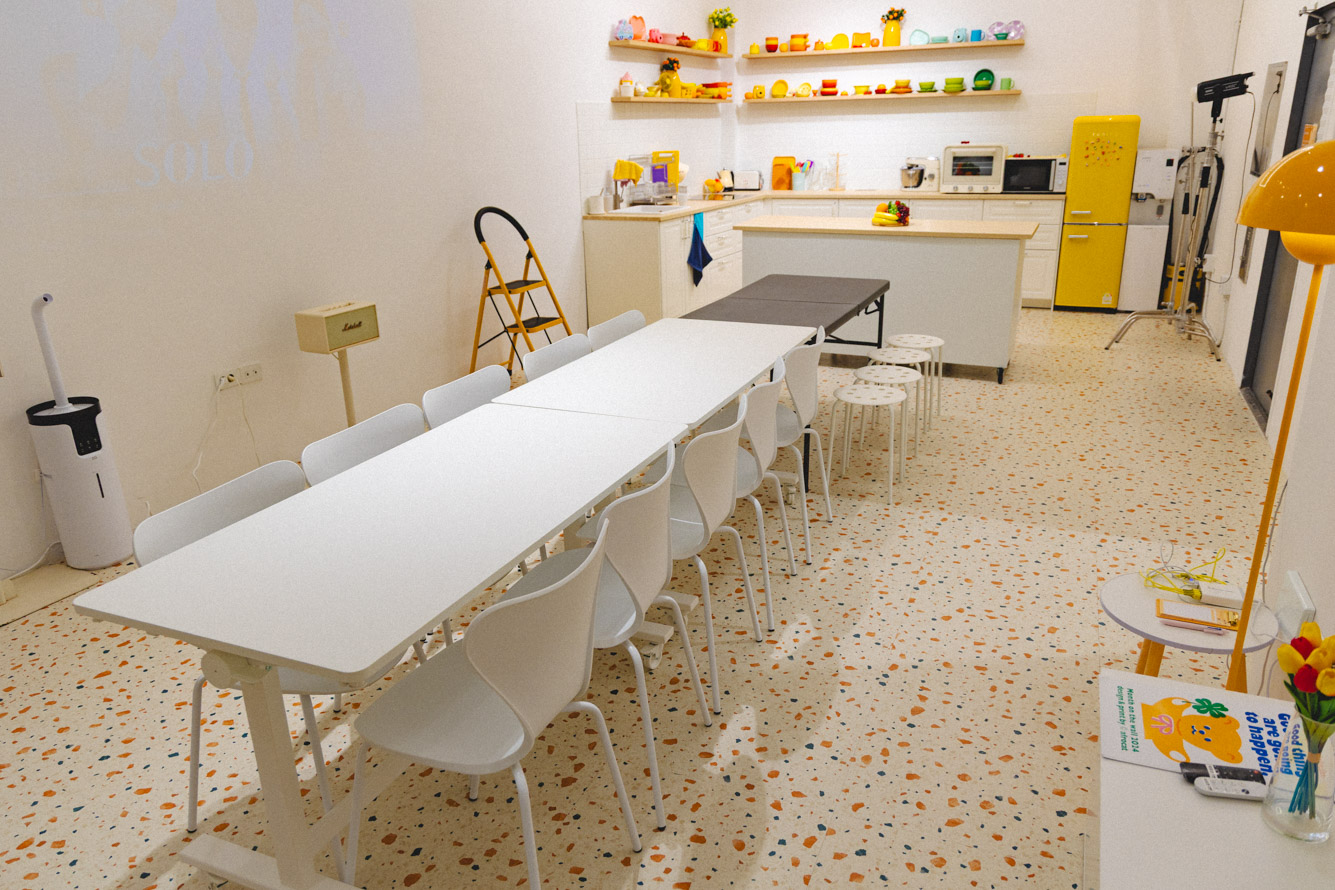 키친치노는 홍대 6인 파티룸 기본이지만, 10인파티룸 세팅을 위해이케아 밋손 테이블 2개, 접이식 테이블 1개를 붙여 18명이 모두 앉아서 파티를 즐기수 있도록 세팅 할수 있습니다.