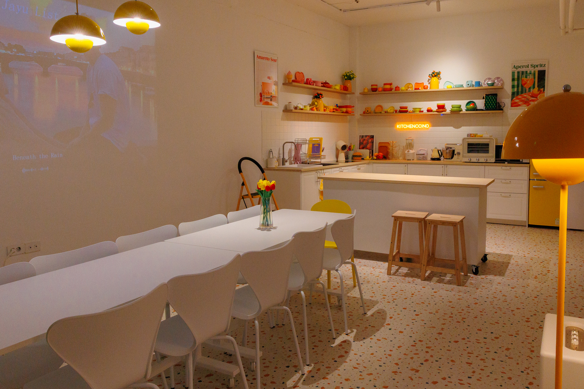 아일랜드 테이블과 다이닝 테이블은 바퀴가 달려 원하는 구조로 변경이 가능합니다.