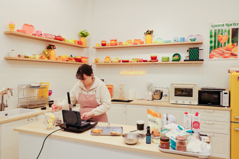 홍대 요리 가능 파티룸 넓은 공간과 180cm의 아일랜드 테이블