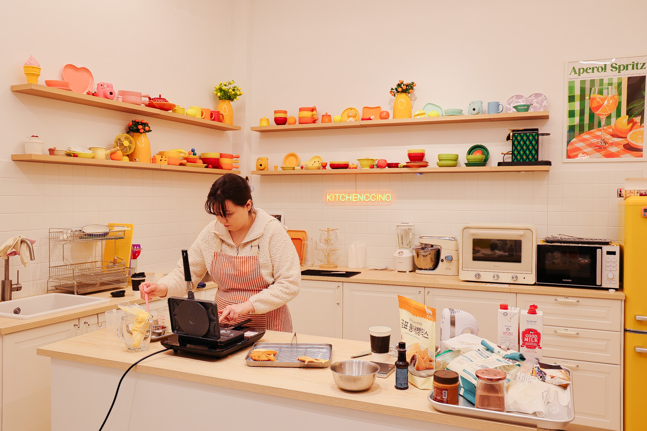 홍대 요리 가능 파티룸 넓은 공간과 180cm의 아일랜드 테이블