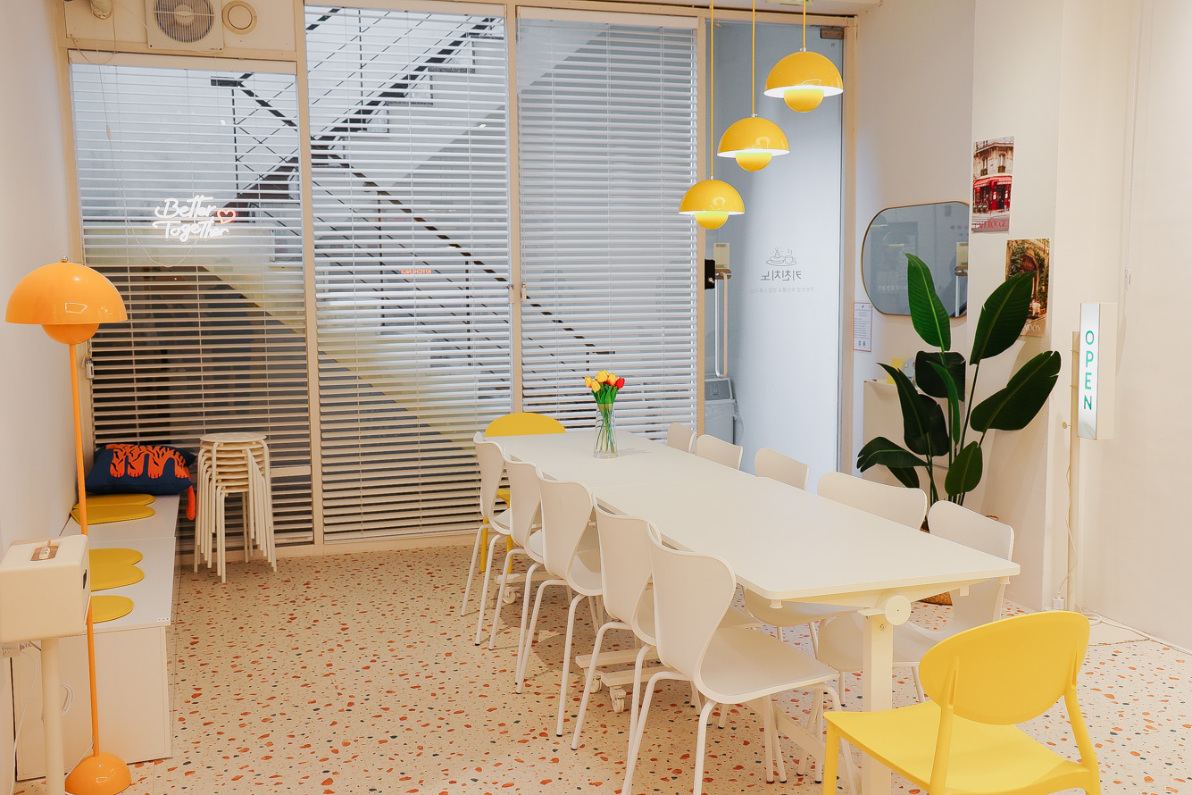 홍대 파티룸 키친치노의 통유리 입구에서 자연 햇빛이 들어오는 모습